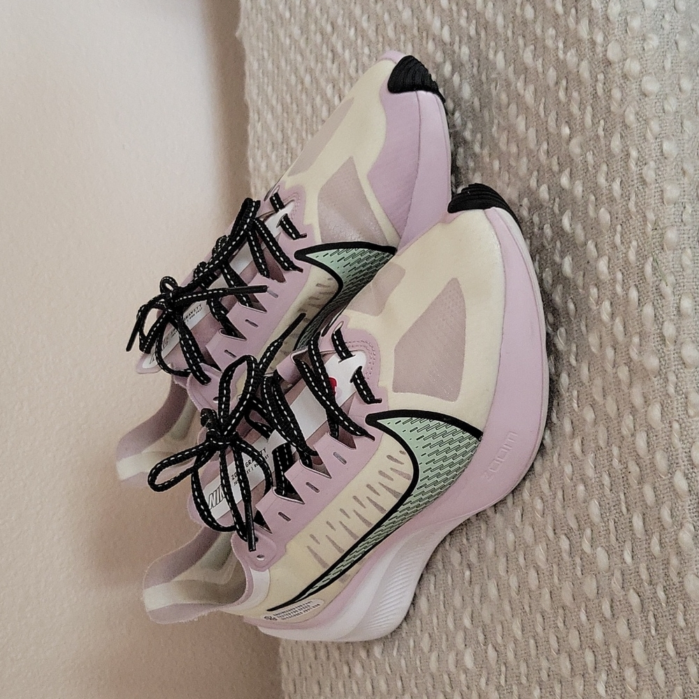 Gently used nike Zoom Gravity sneakers